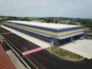 Progettazione integrata di copertura, facciata e impianto fotovoltaico su edificio industriale
