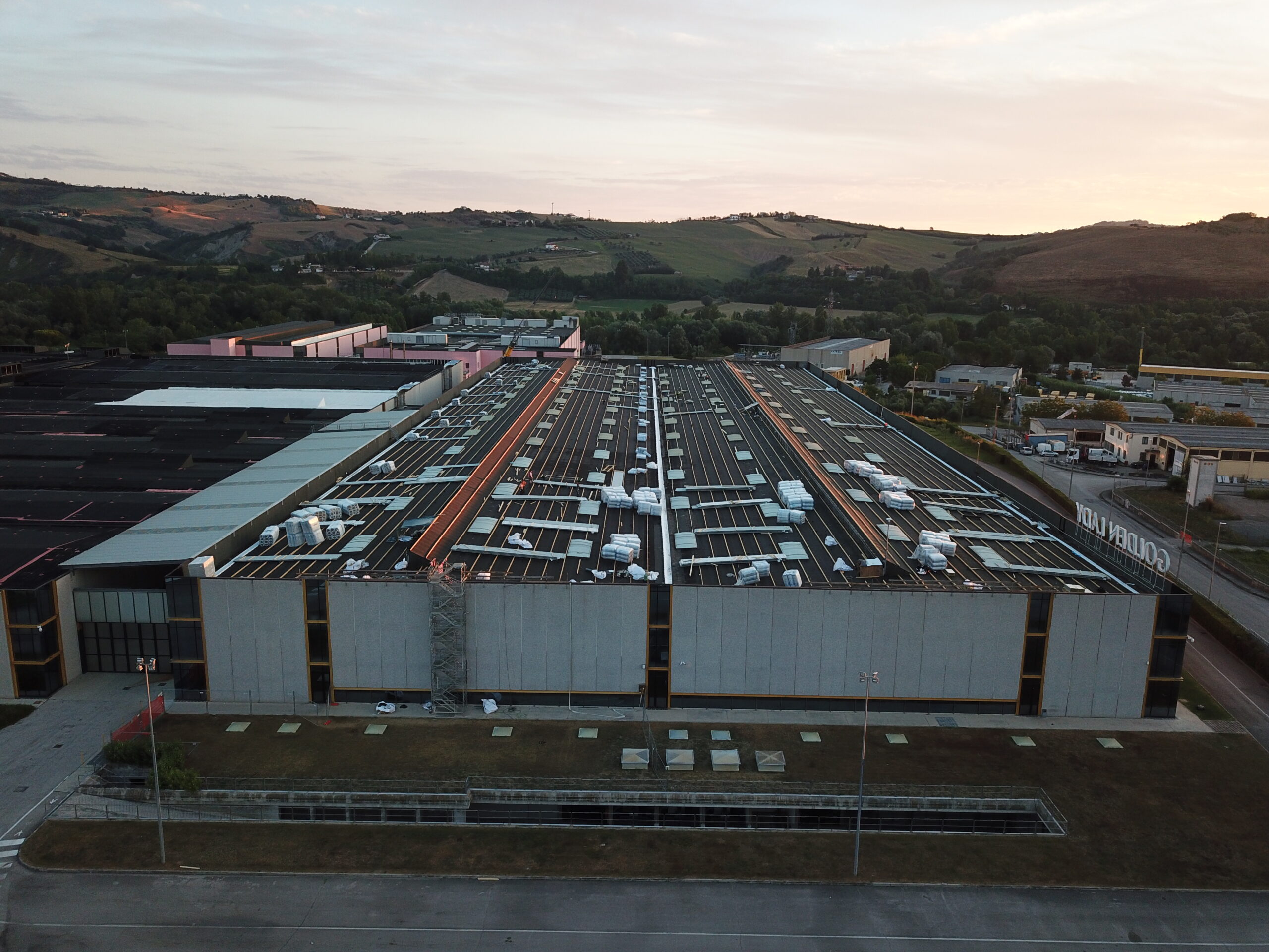 Riqualificazione di stabilimento industriale con interventi su copertura, facciate e isolamento