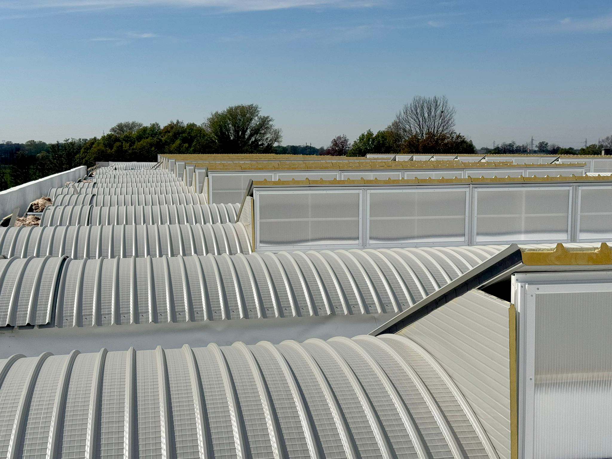 Pannelli sandwich vs coperture tradizionali: cosa cambia davvero per un’azienda