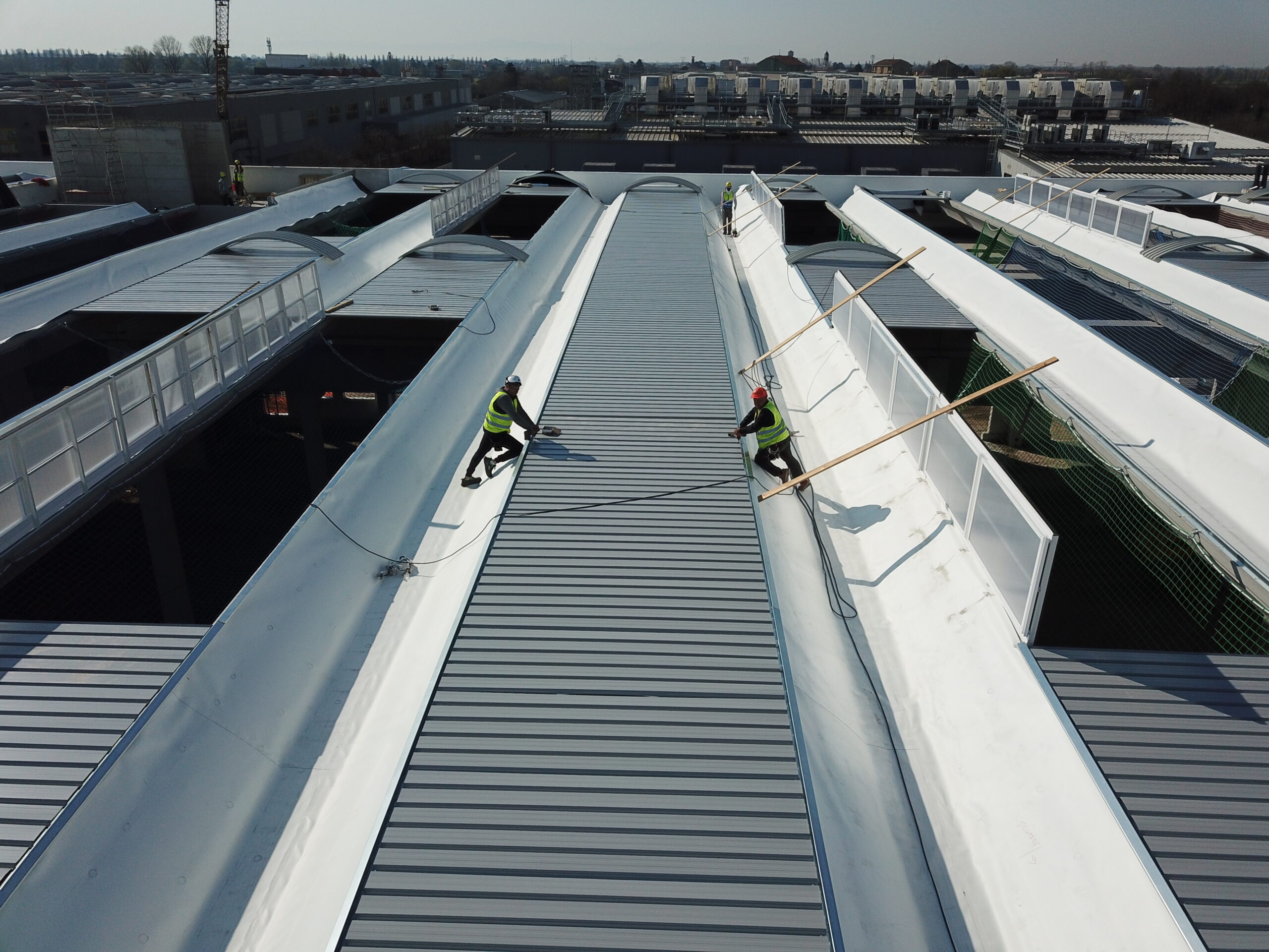 Posa della copertura industriale con corretta installazione di pannelli e sistemi di fissaggio